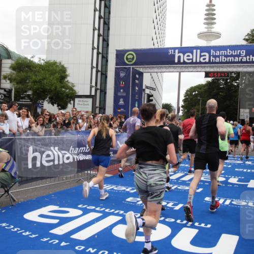 29.06.2025 - hella hamburg halbmarathon Michael Strokosch http://msf.ph/oto/8236033 29.06.2025 10:53:45 Ziel 1502, 2058, 2082, 2518, 2630, 3819, 5399, 6762, 8335, 10549, 10895, 11588, 11589, 11604, 12632, 13865, 14702, 14818, 15061, 15441, 15856, 16092, 17482, 18143, 18514, 18666, 18715 meine-sportfotos.de