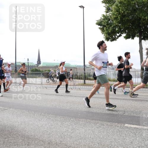 29.06.2025 - hella hamburg halbmarathon Lena Gebhardt http://msf.ph/oto/8236040 29.06.2025 10:33:41 Lombardsbrücke 1189, 1275, 1417, 1764, 1896, 1995, 2085, 2342, 2482, 2776, 2838, 3170, 3264, 3340, 3341, 3345, 3560, 3812, 4164, 4361, 4433, 4445, 4449, 4479, 4696, 4942, 5075, 5096, 5141, 5557, 5561, 5566, 5569, 5691, 5821, 5822, 5887, 6109, 6364, 6515, 6516, 6773, 6854, 6956, 6999, 7027, 7565, 7653, 7705, 8021, 8157, 8202, 8282, 8375, 8377, 8383, 8401, 8891, 9094, 9234, 9258, 9438, 9591, 9592, 9750, 9780, 9799, 9875, 9995, 10007, 10071, 10561, 11811, 11826 meine-sportfotos.de