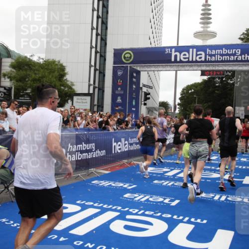 29.06.2025 - hella hamburg halbmarathon Michael Strokosch http://msf.ph/oto/8236057 29.06.2025 10:53:46 Ziel 1502, 2058, 2082, 2518, 2630, 3819, 5399, 6762, 6877, 8285, 8335, 10549, 10895, 11588, 11589, 11604, 12632, 13865, 14702, 14818, 15061, 15441, 16092, 17482, 18143, 18514, 18666, 18715 meine-sportfotos.de