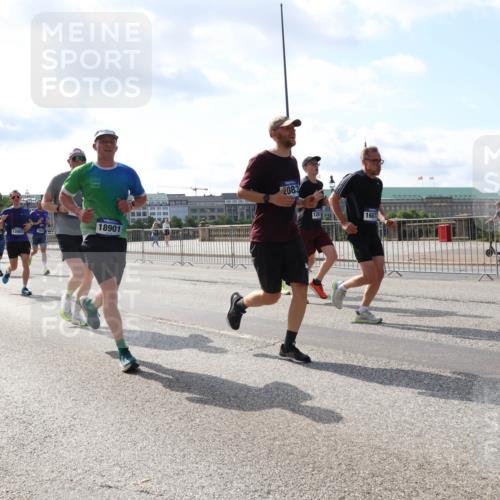 29.06.2025 - hella hamburg halbmarathon Lena Gebhardt http://msf.ph/oto/8236076 29.06.2025 09:56:15 Lombardsbrücke 1061, 1143, 1216, 1257, 1267, 1452, 1499, 1502, 1507, 1592, 1689, 2082, 2083, 2250, 2260, 2504, 2771, 2818, 2864, 2884, 2953, 2996, 3060, 3256, 3296, 3543, 3692, 4033, 4077, 4127, 4346, 4557, 4601, 4833, 5116, 5482, 5600, 5607, 5978, 6115, 6134, 6168, 6511, 6512, 6994, 7056, 7100, 7178, 7224, 7332, 7383, 7583, 7943, 8335, 8514, 8968, 8989, 8996, 9246, 9537, 10596 meine-sportfotos.de