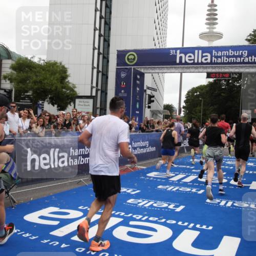 29.06.2025 - hella hamburg halbmarathon Michael Strokosch http://msf.ph/oto/8236083 29.06.2025 10:53:46 Ziel 1502, 2058, 2082, 2518, 2630, 3819, 5399, 6762, 6877, 8285, 8335, 10549, 10895, 11588, 11589, 11604, 12632, 13865, 14702, 14818, 15061, 15441, 16092, 17482, 18143, 18514, 18666, 18715 meine-sportfotos.de