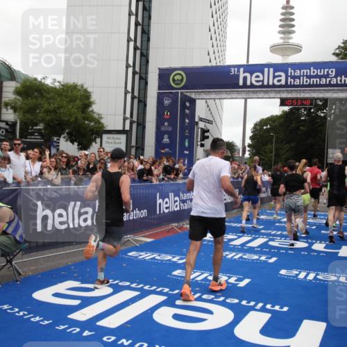 29.06.2025 - hella hamburg halbmarathon Michael Strokosch http://msf.ph/oto/8236111 29.06.2025 10:53:47 Ziel 2058, 2082, 2518, 2630, 3819, 5399, 5607, 6877, 7177, 8285, 8335, 10895, 11588, 11589, 11604, 12632, 13865, 14702, 14818, 15061, 15441, 16092, 17482, 18143, 18514, 18715 meine-sportfotos.de