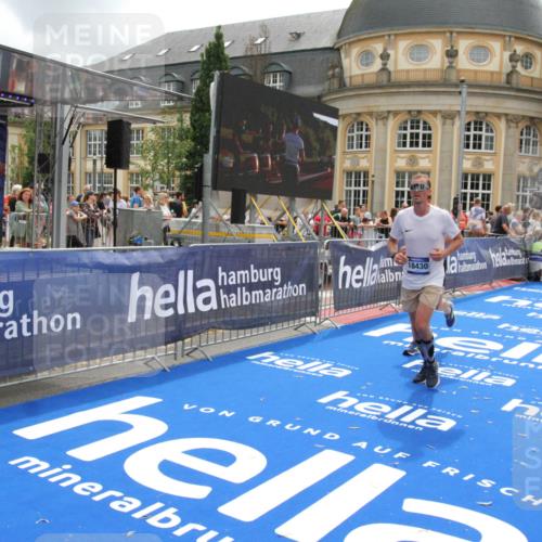 29.06.2025 - hella hamburg halbmarathon Michael Strokosch http://msf.ph/oto/8236113 29.06.2025 10:47:49 Ziel 2340, 2708, 5915, 8564, 10988, 11283, 11961, 12679, 13948, 14383, 15478, 16205, 17229, 18356, 18430 meine-sportfotos.de
