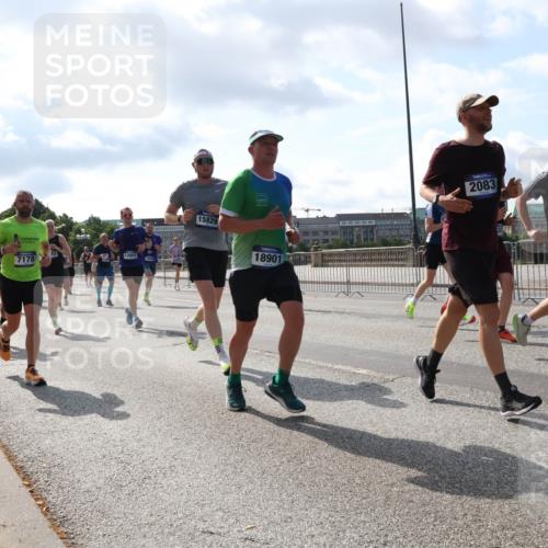 29.06.2025 - hella hamburg halbmarathon Lena Gebhardt http://msf.ph/oto/8236143 29.06.2025 09:56:15 Lombardsbrücke 1061, 1143, 1216, 1257, 1267, 1452, 1499, 1502, 1507, 1592, 1689, 2082, 2083, 2250, 2260, 2504, 2771, 2818, 2864, 2884, 2953, 2996, 3060, 3256, 3296, 3543, 3692, 4033, 4077, 4127, 4346, 4557, 4601, 4833, 5116, 5482, 5600, 5607, 5978, 6115, 6134, 6168, 6511, 6512, 6994, 7056, 7100, 7178, 7224, 7332, 7383, 7583, 7943, 8335, 8514, 8968, 8989, 8996, 9246, 9537, 10596 meine-sportfotos.de