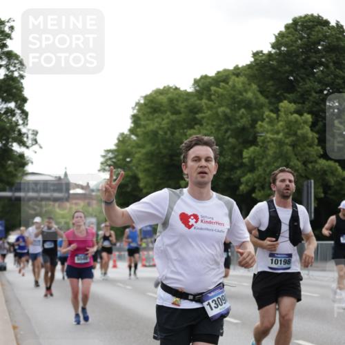 29.06.2025 - hella hamburg halbmarathon Jannik Wohlers http://msf.ph/oto/8236188 29.06.2025 10:28:48 Lombardsbrücke 1230, 2688, 3179, 4161, 4373, 4982, 6345, 7169, 7449, 8048, 8812, 10198, 10641, 10808, 11792, 11803, 11989, 12099, 12404, 12442, 12958, 13090, 15952, 15955, 16673, 16676, 18414 meine-sportfotos.de