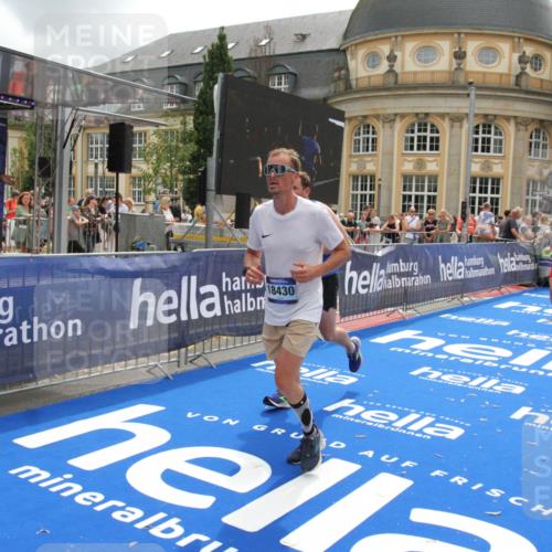 29.06.2025 - hella hamburg halbmarathon Michael Strokosch http://msf.ph/oto/8236201 29.06.2025 10:47:49 Ziel 2340, 2708, 5915, 8564, 10988, 11283, 11961, 12679, 13948, 14383, 15478, 16205, 17229, 18356, 18430 meine-sportfotos.de