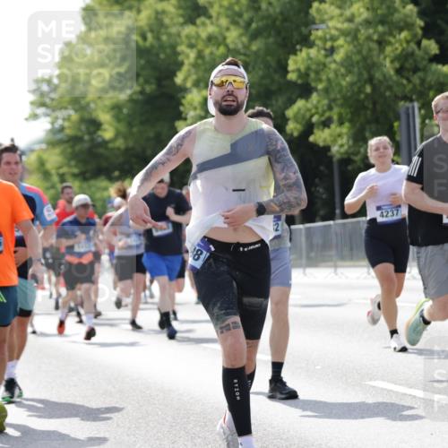 29.06.2025 - hella hamburg halbmarathon Jannik Wohlers http://msf.ph/oto/8236227 29.06.2025 09:53:37 Lombardsbrücke 1098, 1119, 1413, 1424, 1476, 1892, 1902, 2270, 2823, 3785, 4183, 4185, 4235, 4237, 4949, 5528, 6198, 6309, 6831, 7167, 7734, 8023, 8269, 8928, 9043, 9105, 9463, 9482, 9619, 10529, 10792, 11773, 11848, 11936, 12084, 12159, 12203, 12679, 12706, 12724, 13223, 13297, 13554, 14415, 14541, 14730, 15026, 15365, 15611, 15784, 15950, 16081, 16136, 16314, 16466, 16475, 16624, 16625, 16893, 17033, 17363, 17451, 17864, 17997, 18249, 18499, 18790, 19112 meine-sportfotos.de