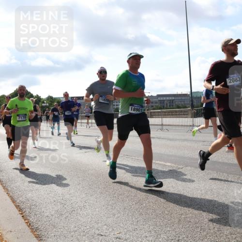 29.06.2025 - hella hamburg halbmarathon Lena Gebhardt http://msf.ph/oto/8236240 29.06.2025 09:56:15 Lombardsbrücke 1061, 1143, 1216, 1257, 1267, 1452, 1499, 1502, 1507, 1592, 1689, 2082, 2083, 2250, 2260, 2504, 2771, 2818, 2864, 2884, 2953, 2996, 3060, 3256, 3296, 3543, 3692, 4033, 4077, 4127, 4346, 4557, 4601, 4833, 5116, 5482, 5600, 5607, 5978, 6115, 6134, 6168, 6511, 6512, 6994, 7056, 7100, 7178, 7224, 7332, 7383, 7583, 7943, 8335, 8514, 8968, 8989, 8996, 9246, 9537, 10596 meine-sportfotos.de