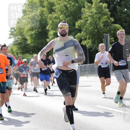 29.06.2025 - hella hamburg halbmarathon Jannik Wohlers http://msf.ph/oto/8236253 29.06.2025 09:53:37 Lombardsbrücke 1098, 1119, 1413, 1424, 1476, 1892, 1902, 2270, 2823, 3785, 4183, 4185, 4235, 4237, 4949, 5528, 6198, 6309, 6831, 7167, 7734, 8023, 8269, 8928, 9043, 9105, 9463, 9482, 9619, 10529, 10792, 11773, 11848, 11936, 12084, 12159, 12203, 12679, 12706, 12724, 13223, 13297, 13554, 14415, 14541, 14730, 15026, 15365, 15611, 15784, 15950, 16081, 16136, 16314, 16466, 16475, 16624, 16625, 16893, 17033, 17363, 17451, 17864, 17997, 18249, 18499, 18790, 19112 meine-sportfotos.de