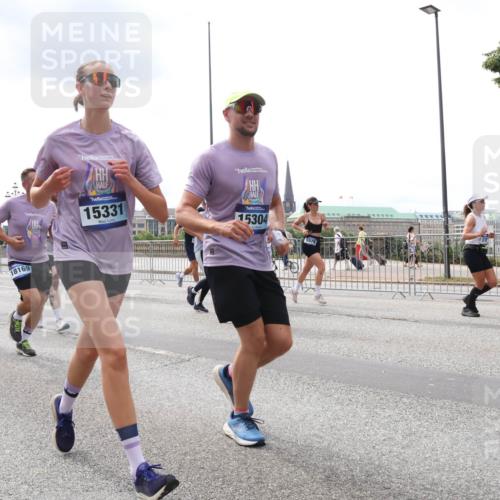 29.06.2025 - hella hamburg halbmarathon Lena Gebhardt http://msf.ph/oto/8236281 29.06.2025 10:33:42 Lombardsbrücke 1189, 1275, 1417, 1764, 1896, 1995, 2085, 2342, 2482, 2776, 2838, 3170, 3264, 3340, 3341, 3345, 3560, 3812, 4164, 4361, 4433, 4445, 4449, 4479, 4696, 4942, 5075, 5096, 5141, 5557, 5561, 5566, 5569, 5691, 5821, 5822, 5887, 6109, 6364, 6515, 6516, 6773, 6854, 6956, 6999, 7027, 7565, 7653, 7705, 8021, 8157, 8202, 8282, 8375, 8377, 8383, 8401, 8891, 9094, 9234, 9258, 9438, 9591, 9592, 9750, 9780, 9799, 9875, 9995, 10007, 10071, 10561, 11811, 11826 meine-sportfotos.de