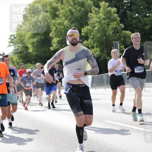 29.06.2025 - hella hamburg halbmarathon Jannik Wohlers http://msf.ph/oto/8236283 29.06.2025 09:53:37 Lombardsbrücke 1098, 1119, 1413, 1424, 1476, 1892, 1902, 2270, 2823, 3785, 4183, 4185, 4235, 4237, 4949, 5528, 6198, 6309, 6831, 7167, 7734, 8023, 8269, 8928, 9043, 9105, 9463, 9482, 9619, 10529, 10792, 11773, 11848, 11936, 12084, 12159, 12203, 12679, 12706, 12724, 13223, 13297, 13554, 14415, 14541, 14730, 15026, 15365, 15611, 15784, 15950, 16081, 16136, 16314, 16466, 16475, 16624, 16625, 16893, 17033, 17363, 17451, 17864, 17997, 18249, 18499, 18790, 19112 meine-sportfotos.de