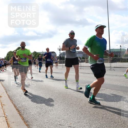29.06.2025 - hella hamburg halbmarathon Lena Gebhardt http://msf.ph/oto/8236351 29.06.2025 09:56:15 Lombardsbrücke 1061, 1143, 1216, 1257, 1267, 1452, 1499, 1502, 1507, 1592, 1689, 2082, 2083, 2250, 2260, 2504, 2771, 2818, 2864, 2884, 2953, 2996, 3060, 3256, 3296, 3543, 3692, 4033, 4077, 4127, 4346, 4557, 4601, 4833, 5116, 5482, 5600, 5607, 5978, 6115, 6134, 6168, 6511, 6512, 6994, 7056, 7100, 7178, 7224, 7332, 7383, 7583, 7943, 8335, 8514, 8968, 8989, 8996, 9246, 9537, 10596 meine-sportfotos.de