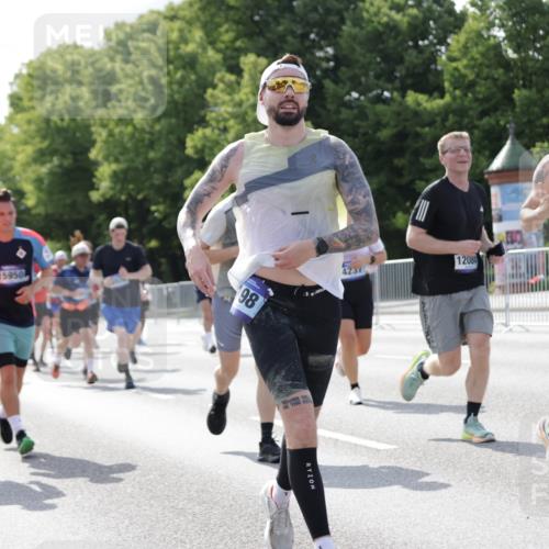29.06.2025 - hella hamburg halbmarathon Jannik Wohlers http://msf.ph/oto/8236366 29.06.2025 09:53:37 Lombardsbrücke 1098, 1119, 1413, 1424, 1476, 1892, 1902, 2270, 2823, 3785, 4183, 4185, 4235, 4237, 4949, 5528, 6198, 6309, 6831, 7167, 7734, 8023, 8269, 8928, 9043, 9105, 9463, 9482, 9619, 10529, 10792, 11773, 11848, 11936, 12084, 12159, 12203, 12679, 12706, 12724, 13223, 13297, 13554, 14415, 14541, 14730, 15026, 15365, 15611, 15784, 15950, 16081, 16136, 16314, 16466, 16475, 16624, 16625, 16893, 17033, 17363, 17451, 17864, 17997, 18249, 18499, 18790, 19112 meine-sportfotos.de