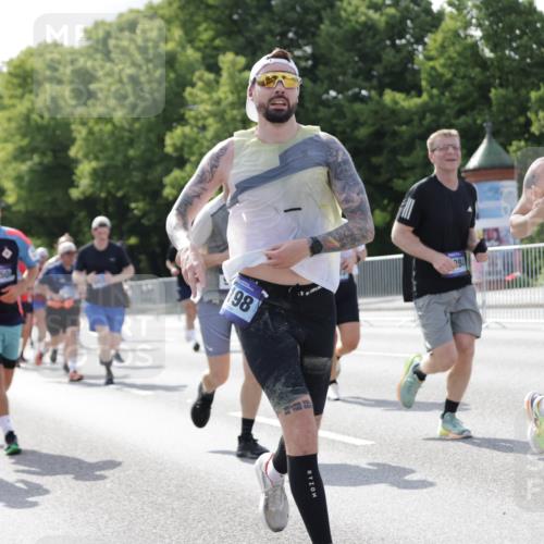 29.06.2025 - hella hamburg halbmarathon Jannik Wohlers http://msf.ph/oto/8236384 29.06.2025 09:53:37 Lombardsbrücke 1098, 1119, 1413, 1424, 1476, 1892, 1902, 2270, 2823, 3785, 4183, 4185, 4235, 4237, 4949, 5528, 6198, 6309, 6831, 7167, 7734, 8023, 8269, 8928, 9043, 9105, 9463, 9482, 9619, 10529, 10792, 11773, 11848, 11936, 12084, 12159, 12203, 12679, 12706, 12724, 13223, 13297, 13554, 14415, 14541, 14730, 15026, 15365, 15611, 15784, 15950, 16081, 16136, 16314, 16466, 16475, 16624, 16625, 16893, 17033, 17363, 17451, 17864, 17997, 18249, 18499, 18790, 19112 meine-sportfotos.de