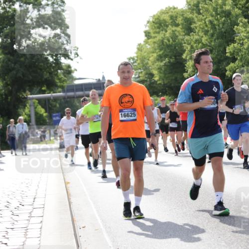 29.06.2025 - hella hamburg halbmarathon Jannik Wohlers http://msf.ph/oto/8236392 29.06.2025 09:53:38 Lombardsbrücke 1098, 1119, 1413, 1424, 1476, 1892, 1902, 2823, 3785, 4183, 4185, 4235, 4237, 5528, 6198, 6309, 6831, 7167, 7734, 8023, 8269, 8928, 9043, 9105, 9463, 9482, 9619, 10529, 10792, 11773, 11848, 11936, 12084, 12159, 12203, 12679, 12706, 12724, 13297, 13554, 14415, 14541, 14730, 15026, 15365, 15611, 15784, 15950, 16081, 16136, 16314, 16466, 16475, 16625, 16893, 17033, 17363, 17451, 17864, 17997, 18249, 18499, 18790, 19112 meine-sportfotos.de