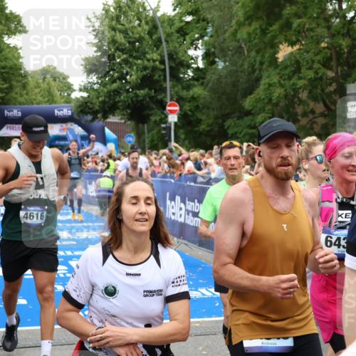 29.06.2025 - hella hamburg halbmarathon Zöllner http://msf.ph/oto/8236429 29.06.2025 10:55:07 Ziel 2884, 3652, 3791, 3945, 4249, 4616, 4938, 5020, 6433, 8691, 8698, 9060, 9380, 11333, 11976, 12961, 13297, 14750, 14948, 15126, 15879, 16630, 17803, 17842, 18181 meine-sportfotos.de