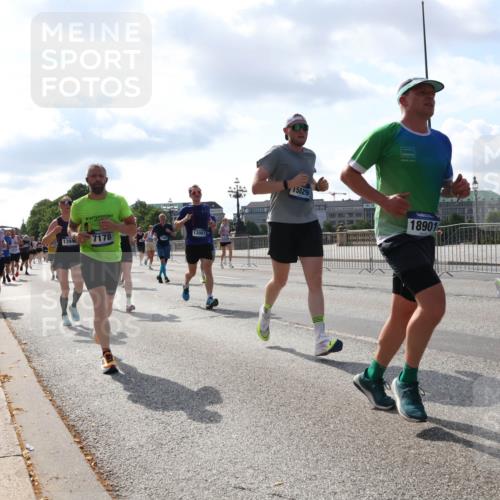 29.06.2025 - hella hamburg halbmarathon Lena Gebhardt http://msf.ph/oto/8236438 29.06.2025 09:56:15 Lombardsbrücke 1061, 1143, 1216, 1257, 1267, 1452, 1499, 1502, 1507, 1592, 1689, 2082, 2083, 2250, 2260, 2504, 2771, 2818, 2864, 2884, 2953, 2996, 3060, 3256, 3296, 3543, 3692, 4033, 4077, 4127, 4346, 4557, 4601, 4833, 5116, 5482, 5600, 5607, 5978, 6115, 6134, 6168, 6511, 6512, 6994, 7056, 7100, 7178, 7224, 7332, 7383, 7583, 7943, 8335, 8514, 8968, 8989, 8996, 9246, 9537, 10596 meine-sportfotos.de