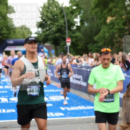 29.06.2025 - hella hamburg halbmarathon Zöllner http://msf.ph/oto/8236458 29.06.2025 10:55:08 Ziel 2448, 2884, 3041, 3791, 3945, 4249, 4616, 4938, 6355, 8691, 9060, 9380, 10191, 10192, 11333, 11976, 12961, 13297, 14750, 14948, 15126, 15879, 16630, 17803, 17842 meine-sportfotos.de