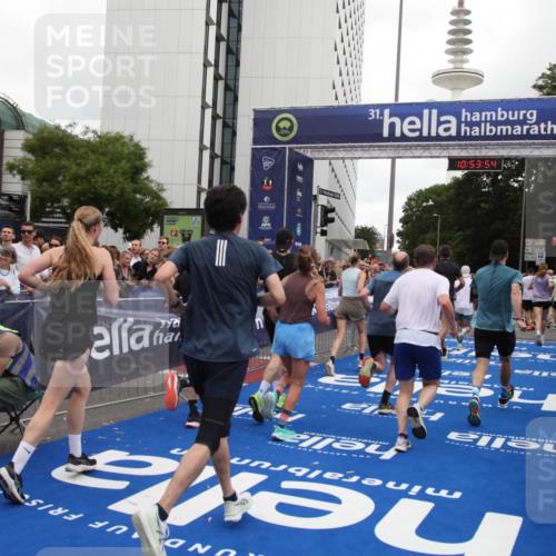 29.06.2025 - hella hamburg halbmarathon Michael Strokosch http://msf.ph/oto/8236490 29.06.2025 10:53:52 Ziel 1422, 1706, 1870, 2082, 2518, 5607, 6260, 6877, 7177, 8285, 8335, 9922, 10529, 10891, 12413, 14026, 14702, 14818, 15502, 16538, 17740, 18249, 18418, 18487, 18514, 18759, 18915, 19177 meine-sportfotos.de