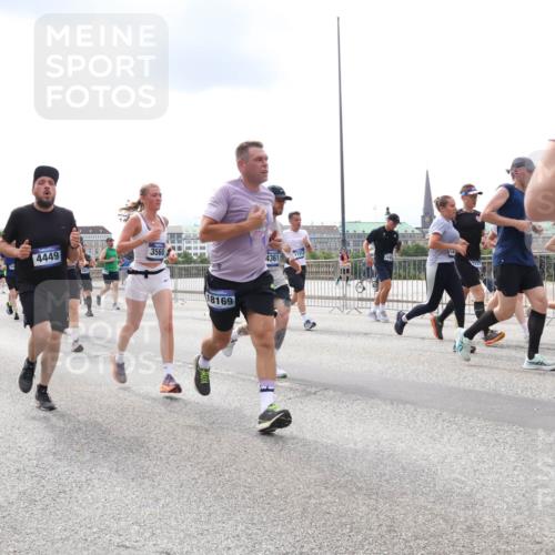 29.06.2025 - hella hamburg halbmarathon Lena Gebhardt http://msf.ph/oto/8236526 29.06.2025 10:33:42 Lombardsbrücke 1189, 1275, 1417, 1764, 1896, 1995, 2085, 2342, 2482, 2776, 2838, 3170, 3264, 3340, 3341, 3345, 3560, 3812, 4164, 4361, 4433, 4445, 4449, 4479, 4696, 4942, 5075, 5096, 5141, 5557, 5561, 5566, 5569, 5691, 5821, 5822, 5887, 6109, 6364, 6515, 6516, 6773, 6854, 6956, 6999, 7027, 7565, 7653, 7705, 8021, 8157, 8202, 8282, 8375, 8377, 8383, 8401, 8891, 9094, 9234, 9258, 9438, 9591, 9592, 9750, 9780, 9799, 9875, 9995, 10007, 10071, 10561, 11811, 11826 meine-sportfotos.de