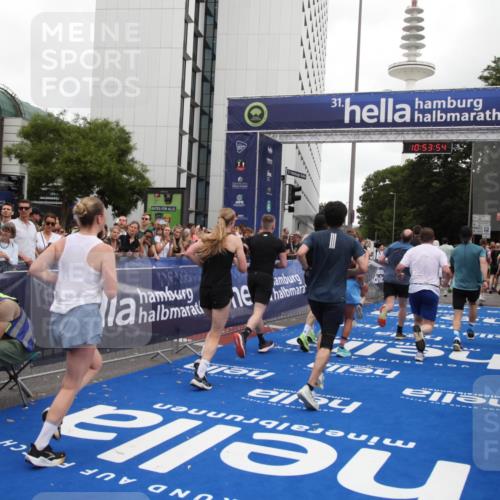 29.06.2025 - hella hamburg halbmarathon Michael Strokosch http://msf.ph/oto/8236533 29.06.2025 10:53:53 Ziel 1422, 1706, 1870, 2518, 5607, 6260, 6877, 7177, 8285, 8335, 9922, 10529, 10891, 12413, 14026, 14818, 15502, 16538, 17740, 18249, 18418, 18487, 18759, 18915, 19177 meine-sportfotos.de