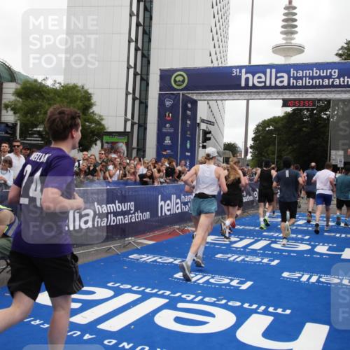 29.06.2025 - hella hamburg halbmarathon Michael Strokosch http://msf.ph/oto/8236573 29.06.2025 10:53:54 Ziel 1422, 1706, 1870, 5607, 6260, 6877, 7177, 7395, 8285, 8335, 9922, 10529, 10891, 12413, 14026, 15502, 16538, 17740, 18249, 18418, 18487, 18759, 18831, 18915, 19177 meine-sportfotos.de