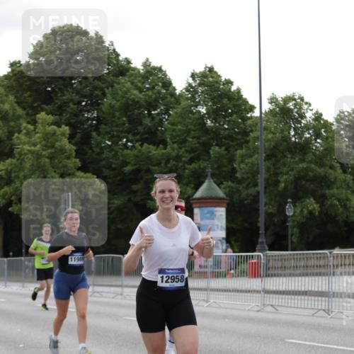 29.06.2025 - hella hamburg halbmarathon Jannik Wohlers http://msf.ph/oto/8236616 29.06.2025 10:28:51 Lombardsbrücke 1230, 2688, 3179, 4373, 6345, 7449, 8048, 8812, 9714, 10198, 10641, 10808, 11792, 11803, 11989, 12099, 12404, 12958, 13090, 14644, 15952, 15955, 16673, 16676, 18414 meine-sportfotos.de