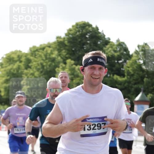 29.06.2025 - hella hamburg halbmarathon Jannik Wohlers http://msf.ph/oto/8236635 29.06.2025 09:53:43 Lombardsbrücke 1098, 1119, 1399, 1413, 1424, 1476, 1892, 1902, 2188, 3477, 3785, 4183, 4185, 4235, 4237, 4270, 5528, 6198, 6831, 7167, 7297, 7734, 8743, 8928, 9043, 9105, 9463, 9482, 9619, 10529, 11773, 11848, 11936, 12084, 12159, 12203, 12679, 12706, 12724, 12747, 13297, 14415, 14541, 14730, 15001, 15333, 15365, 15422, 15784, 15825, 15950, 16081, 16314, 16316, 16627, 16893, 17229, 17332, 17363, 17451, 17710, 17864, 17997, 18499, 18815, 19112 meine-sportfotos.de