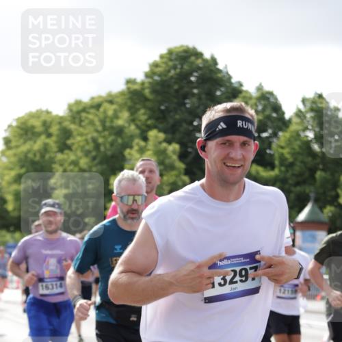 29.06.2025 - hella hamburg halbmarathon Jannik Wohlers http://msf.ph/oto/8236640 29.06.2025 09:53:43 Lombardsbrücke 1098, 1119, 1399, 1413, 1424, 1476, 1892, 1902, 2188, 3477, 3785, 4183, 4185, 4235, 4237, 4270, 5528, 6198, 6831, 7167, 7297, 7734, 8743, 8928, 9043, 9105, 9463, 9482, 9619, 10529, 11773, 11848, 11936, 12084, 12159, 12203, 12679, 12706, 12724, 12747, 13297, 14415, 14541, 14730, 15001, 15333, 15365, 15422, 15784, 15825, 15950, 16081, 16314, 16316, 16627, 16893, 17229, 17332, 17363, 17451, 17710, 17864, 17997, 18499, 18815, 19112 meine-sportfotos.de