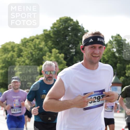29.06.2025 - hella hamburg halbmarathon Jannik Wohlers http://msf.ph/oto/8236650 29.06.2025 09:53:43 Lombardsbrücke 1098, 1119, 1399, 1413, 1424, 1476, 1892, 1902, 2188, 3477, 3785, 4183, 4185, 4235, 4237, 4270, 5528, 6198, 6831, 7167, 7297, 7734, 8743, 8928, 9043, 9105, 9463, 9482, 9619, 10529, 11773, 11848, 11936, 12084, 12159, 12203, 12679, 12706, 12724, 12747, 13297, 14415, 14541, 14730, 15001, 15333, 15365, 15422, 15784, 15825, 15950, 16081, 16314, 16316, 16627, 16893, 17229, 17332, 17363, 17451, 17710, 17864, 17997, 18499, 18815, 19112 meine-sportfotos.de