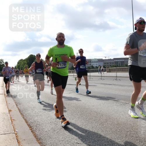 29.06.2025 - hella hamburg halbmarathon Lena Gebhardt http://msf.ph/oto/8236701 29.06.2025 09:56:16 Lombardsbrücke 1061, 1143, 1216, 1257, 1267, 1452, 1499, 1502, 1507, 1592, 1628, 1689, 1877, 2082, 2083, 2250, 2260, 2504, 2771, 2818, 2864, 2953, 2996, 3060, 3256, 3296, 3543, 3692, 4033, 4077, 4127, 4346, 4557, 4601, 4711, 4833, 5116, 5482, 5600, 5607, 5978, 6115, 6134, 6168, 6511, 6512, 7056, 7100, 7178, 7224, 7332, 7383, 7583, 7943, 8335, 8514, 8968, 8989, 8996, 9246, 9537, 10596 meine-sportfotos.de