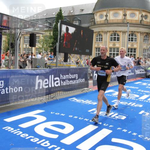 29.06.2025 - hella hamburg halbmarathon Michael Strokosch http://msf.ph/oto/8236711 29.06.2025 10:47:53 Ziel 2340, 5915, 6836, 8564, 11961, 12679, 14383, 14730, 17451, 18356, 18836 meine-sportfotos.de