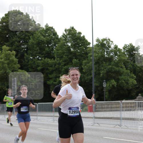 29.06.2025 - hella hamburg halbmarathon Jannik Wohlers http://msf.ph/oto/8236732 29.06.2025 10:28:51 Lombardsbrücke 1230, 2688, 3179, 4373, 6345, 7449, 8048, 8812, 9714, 10198, 10641, 10808, 11792, 11803, 11989, 12099, 12404, 12958, 13090, 14644, 15952, 15955, 16673, 16676, 18414 meine-sportfotos.de