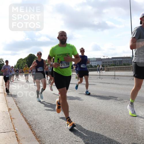 29.06.2025 - hella hamburg halbmarathon Lena Gebhardt http://msf.ph/oto/8236783 29.06.2025 09:56:16 Lombardsbrücke 1061, 1143, 1216, 1257, 1267, 1452, 1499, 1502, 1507, 1592, 1628, 1689, 1877, 2082, 2083, 2250, 2260, 2504, 2771, 2818, 2864, 2953, 2996, 3060, 3256, 3296, 3543, 3692, 4033, 4077, 4127, 4346, 4557, 4601, 4711, 4833, 5116, 5482, 5600, 5607, 5978, 6115, 6134, 6168, 6511, 6512, 7056, 7100, 7178, 7224, 7332, 7383, 7583, 7943, 8335, 8514, 8968, 8989, 8996, 9246, 9537, 10596 meine-sportfotos.de