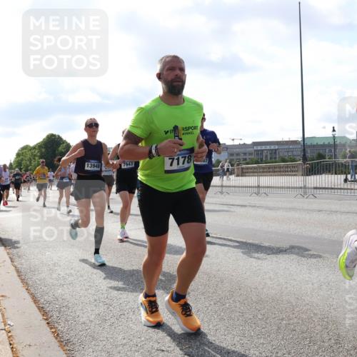29.06.2025 - hella hamburg halbmarathon Lena Gebhardt http://msf.ph/oto/8236849 29.06.2025 09:56:16 Lombardsbrücke 1061, 1143, 1216, 1257, 1267, 1452, 1499, 1502, 1507, 1592, 1628, 1689, 1877, 2082, 2083, 2250, 2260, 2504, 2771, 2818, 2864, 2953, 2996, 3060, 3256, 3296, 3543, 3692, 4033, 4077, 4127, 4346, 4557, 4601, 4711, 4833, 5116, 5482, 5600, 5607, 5978, 6115, 6134, 6168, 6511, 6512, 7056, 7100, 7178, 7224, 7332, 7383, 7583, 7943, 8335, 8514, 8968, 8989, 8996, 9246, 9537, 10596 meine-sportfotos.de