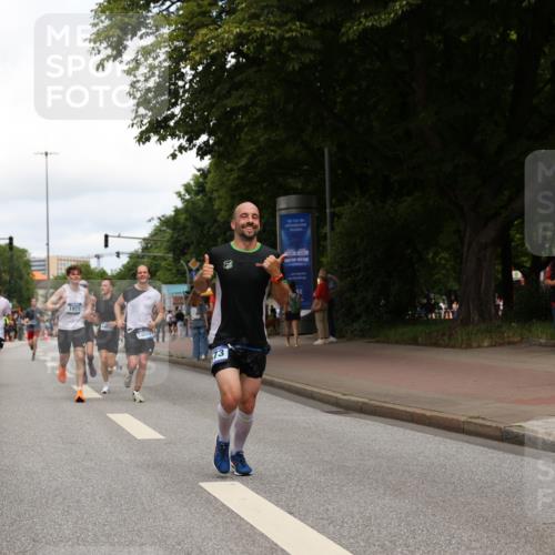 29.06.2025 - hella hamburg halbmarathon Yannick Fuchs http://msf.ph/oto/8236874 29.06.2025 10:34:33 20KM 1358, 1603, 1975, 2573, 2826, 3547, 3626, 4381, 4398, 4766, 4888, 5375, 6149, 6152, 6649, 7109, 7495, 7622, 8346, 8467, 8574, 8933, 9116, 11284, 11714, 11806, 12046, 12091, 13190, 14077, 14699, 15421, 15813, 15828, 16580, 17425, 17792, 17916, 17973, 18013, 18979 meine-sportfotos.de