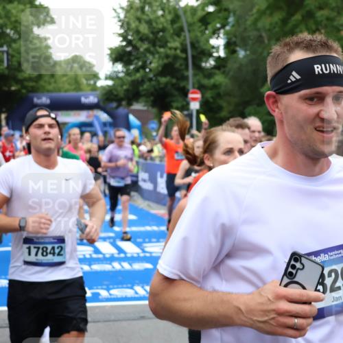 29.06.2025 - hella hamburg halbmarathon Zöllner http://msf.ph/oto/8236889 29.06.2025 10:55:13 Ziel 1549, 1628, 2119, 2448, 3041, 3945, 4903, 6355, 8691, 8973, 9361, 9380, 10188, 10191, 10192, 10582, 11747, 11976, 12248, 12961, 14834, 14948, 15854, 16108, 16630, 17842, 18031, 18966 meine-sportfotos.de