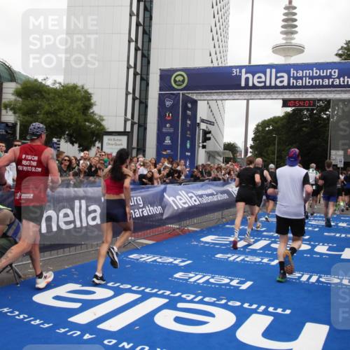 29.06.2025 - hella hamburg halbmarathon Michael Strokosch http://msf.ph/oto/8236908 29.06.2025 10:54:06 Ziel 1151, 1410, 1815, 2432, 3096, 3208, 3209, 6356, 6374, 6481, 7918, 8394, 9032, 11499, 11789, 12379, 13032, 13869, 17348, 18308 meine-sportfotos.de