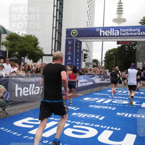 29.06.2025 - hella hamburg halbmarathon Michael Strokosch http://msf.ph/oto/8236940 29.06.2025 10:54:06 Ziel 1151, 1410, 1815, 2432, 3096, 3208, 3209, 6356, 6374, 6481, 7918, 8394, 9032, 11499, 11789, 12379, 13032, 13869, 17348, 18308 meine-sportfotos.de