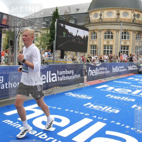 29.06.2025 - hella hamburg halbmarathon Michael Strokosch http://msf.ph/oto/8236960 29.06.2025 10:47:54 Ziel 2340, 5915, 6836, 8564, 11961, 12679, 14383, 14730, 17451, 18356, 18836 meine-sportfotos.de
