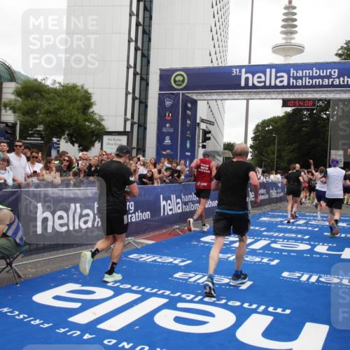 29.06.2025 - hella hamburg halbmarathon Michael Strokosch http://msf.ph/oto/8236971 29.06.2025 10:54:07 Ziel 1151, 1410, 1815, 2432, 3096, 3208, 3209, 6356, 6374, 6581, 8394, 9032, 11499, 11789, 12379, 13869, 16871, 17348, 18308 meine-sportfotos.de