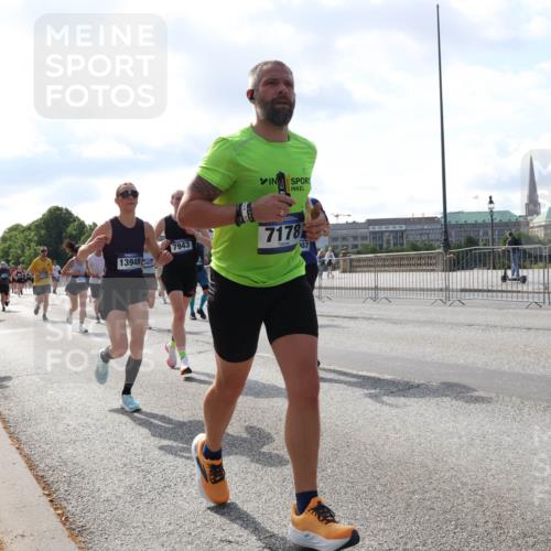29.06.2025 - hella hamburg halbmarathon Lena Gebhardt http://msf.ph/oto/8236980 29.06.2025 09:56:16 Lombardsbrücke 1061, 1143, 1216, 1257, 1267, 1452, 1499, 1502, 1507, 1592, 1628, 1689, 1877, 2082, 2083, 2250, 2260, 2504, 2771, 2818, 2864, 2953, 2996, 3060, 3256, 3296, 3543, 3692, 4033, 4077, 4127, 4346, 4557, 4601, 4711, 4833, 5116, 5482, 5600, 5607, 5978, 6115, 6134, 6168, 6511, 6512, 7056, 7100, 7178, 7224, 7332, 7383, 7583, 7943, 8335, 8514, 8968, 8989, 8996, 9246, 9537, 10596 meine-sportfotos.de