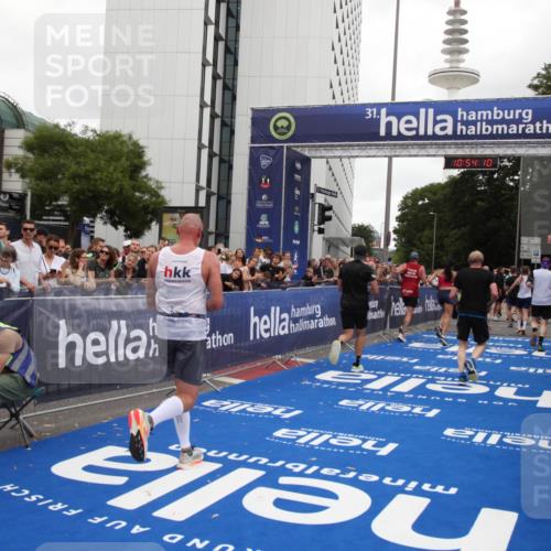 29.06.2025 - hella hamburg halbmarathon Michael Strokosch http://msf.ph/oto/8237019 29.06.2025 10:54:08 Ziel 1151, 1410, 1815, 3096, 3208, 3209, 6294, 6356, 6374, 6581, 8394, 9032, 11499, 12379, 13397, 16871, 17348, 18308 meine-sportfotos.de