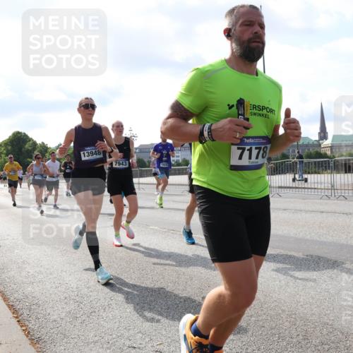 29.06.2025 - hella hamburg halbmarathon Lena Gebhardt http://msf.ph/oto/8237074 29.06.2025 09:56:16 Lombardsbrücke 1061, 1143, 1216, 1257, 1267, 1452, 1499, 1502, 1507, 1592, 1628, 1689, 1877, 2082, 2083, 2250, 2260, 2504, 2771, 2818, 2864, 2953, 2996, 3060, 3256, 3296, 3543, 3692, 4033, 4077, 4127, 4346, 4557, 4601, 4711, 4833, 5116, 5482, 5600, 5607, 5978, 6115, 6134, 6168, 6511, 6512, 7056, 7100, 7178, 7224, 7332, 7383, 7583, 7943, 8335, 8514, 8968, 8989, 8996, 9246, 9537, 10596 meine-sportfotos.de