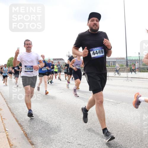 29.06.2025 - hella hamburg halbmarathon Lena Gebhardt http://msf.ph/oto/8237087 29.06.2025 10:33:43 Lombardsbrücke 1189, 1275, 1417, 1764, 1896, 1995, 2342, 2482, 2776, 2838, 3170, 3264, 3340, 3341, 3345, 3560, 3812, 4164, 4361, 4433, 4445, 4449, 4479, 4696, 4942, 5075, 5096, 5141, 5557, 5561, 5566, 5569, 5584, 5691, 5821, 5822, 5887, 6109, 6364, 6515, 6516, 6854, 6956, 6999, 7027, 7565, 7653, 7705, 8021, 8157, 8202, 8282, 8375, 8377, 8383, 8401, 8891, 9094, 9234, 9258, 9438, 9591, 9592, 9750, 9780, 9799, 9875, 9995, 10007, 10071, 10561, 11811, 11826 meine-sportfotos.de