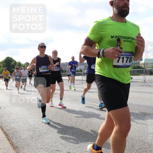 29.06.2025 - hella hamburg halbmarathon Lena Gebhardt http://msf.ph/oto/8237125 29.06.2025 09:56:17 Lombardsbrücke 1061, 1143, 1216, 1257, 1267, 1452, 1499, 1502, 1507, 1592, 1628, 1689, 1877, 2082, 2083, 2250, 2260, 2504, 2771, 2818, 2864, 2953, 2996, 3060, 3256, 3296, 3543, 4033, 4077, 4127, 4346, 4557, 4711, 4833, 5116, 5482, 5600, 5607, 5978, 6115, 6134, 6168, 6511, 6512, 7056, 7100, 7178, 7224, 7332, 7383, 7583, 7943, 8335, 8514, 8968, 8989, 8996, 9246, 9537, 10596 meine-sportfotos.de