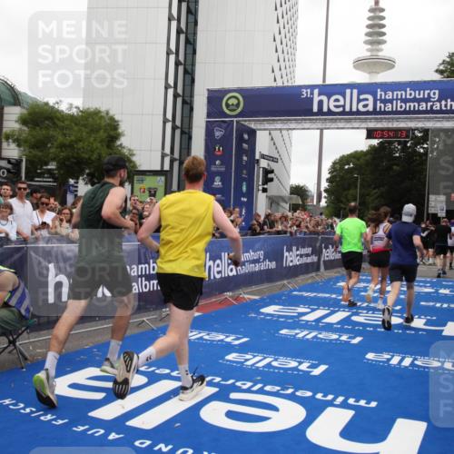29.06.2025 - hella hamburg halbmarathon Michael Strokosch http://msf.ph/oto/8237145 29.06.2025 10:54:12 Ziel 1410, 3208, 3209, 3898, 5638, 6294, 6443, 6581, 8390, 9032, 9791, 11499, 12213, 12379, 13397, 13794, 15524, 16780, 16871 meine-sportfotos.de