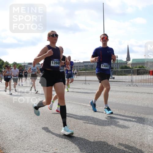 29.06.2025 - hella hamburg halbmarathon Lena Gebhardt http://msf.ph/oto/8237190 29.06.2025 09:56:17 Lombardsbrücke 1061, 1143, 1216, 1257, 1267, 1452, 1499, 1502, 1507, 1592, 1628, 1689, 1877, 2082, 2083, 2250, 2260, 2504, 2771, 2818, 2864, 2953, 2996, 3060, 3256, 3296, 3543, 4033, 4077, 4127, 4346, 4557, 4711, 4833, 5116, 5482, 5600, 5607, 5978, 6115, 6134, 6168, 6511, 6512, 7056, 7100, 7178, 7224, 7332, 7383, 7583, 7943, 8335, 8514, 8968, 8989, 8996, 9246, 9537, 10596 meine-sportfotos.de