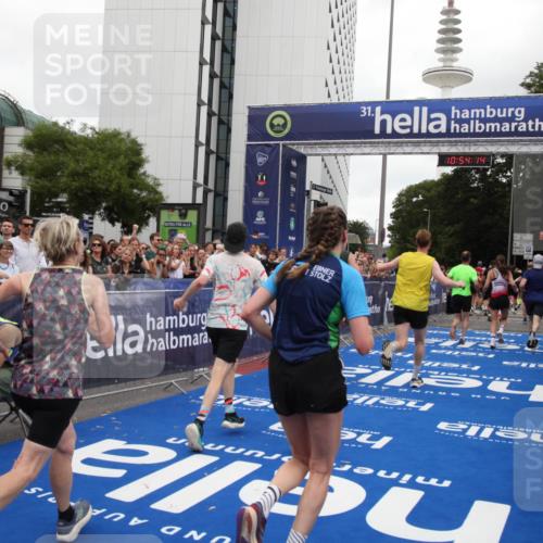 29.06.2025 - hella hamburg halbmarathon Michael Strokosch http://msf.ph/oto/8237201 29.06.2025 10:54:13 Ziel 1410, 3208, 3209, 3898, 5638, 6294, 6443, 6581, 8390, 9791, 11499, 12213, 12379, 13397, 13794, 15169, 15524, 16780, 16871 meine-sportfotos.de
