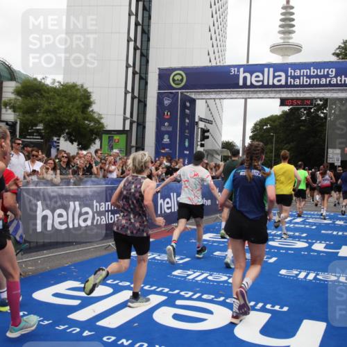 29.06.2025 - hella hamburg halbmarathon Michael Strokosch http://msf.ph/oto/8237217 29.06.2025 10:54:13 Ziel 1410, 3208, 3209, 3898, 5638, 6294, 6443, 6581, 8390, 9791, 11499, 12213, 12379, 13397, 13794, 15169, 15524, 16780, 16871 meine-sportfotos.de